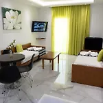 アパートホテル Loutsiana Deluxe Apts