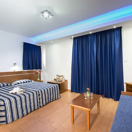 Loutsiana Deluxe Apts 圣纳帕