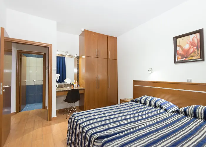 Loutsiana Deluxe Apts アパートホテル 3*