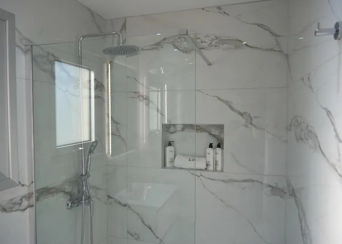 Loutsiana Deluxe Apts アヤナパ